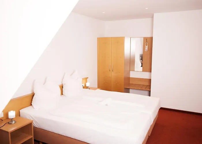 深兹穗纳餐厅酒店 3*