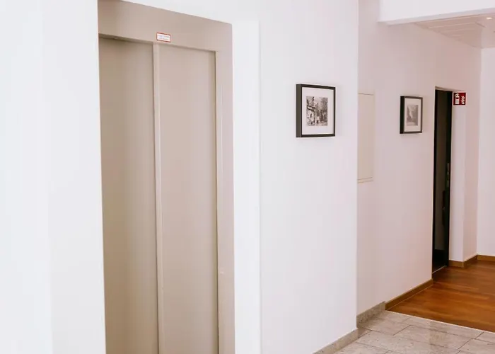 深兹穗纳餐厅酒店